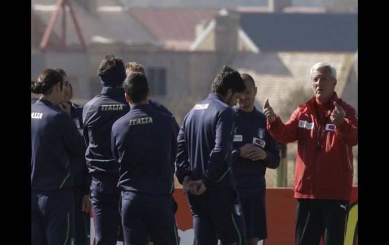 El seleccionador Marcello Lippi dando instrucciones a sus jugadores italianos durante el entrenamiento. AP  /