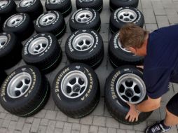 Un mecánico revisa los neumáticos, en el circuito urbano de Valencia.  EFE  /