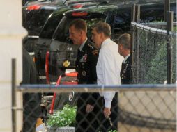 McChrystal se retira de la Casa Blanca luego de la junta con Obama. EFE  /