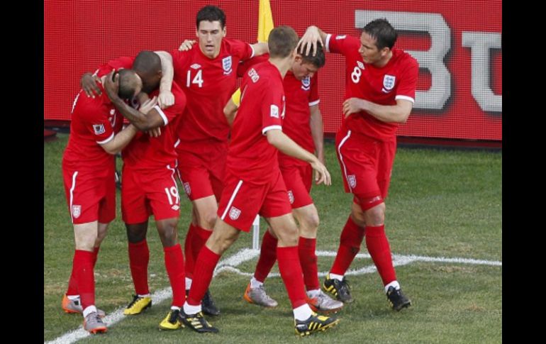 Los jugadores de la Selección de Inglaterra  festejan el gol de la victoria ante Eslovenia. EFE  /