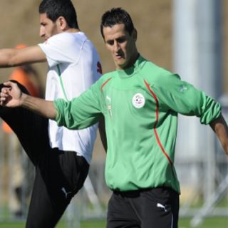 Rafik Saifi abofetea a una periodista