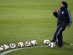 El seleccionador argentino Diego Armando Maradona, durante el entrenamiento en Pretoria. EFE  /