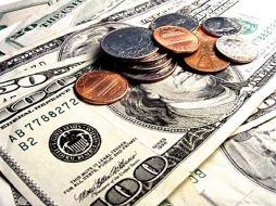 Las divisas se vendieron en 12.82 y 15.90 pesos cada una, en bancos de la capital. ESPECIAL  /