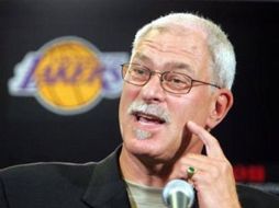 El entrenador de los Lakers de Los Angeles, Phil Jackson. ESPECIAL  /