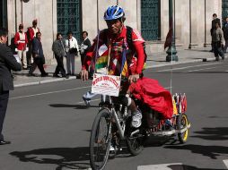 El nepalí Furtemba pedalea por las calles de La Paz (Bolivia). EFE  /