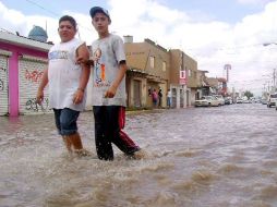 La tormenta de la madrugada de este miércoles ocasionó algunos deslaves de tierra y encharcamientos. ARCHIVO  /