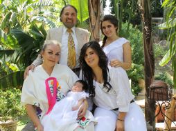 La pequeña María Romina con sus padrinos, Carmen Rueda, José Plasencia y María José  Albo y su mamá, María Fernanda Albo.  /