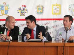 Enrique Alfaro, Aristóteles Sandoval y Miguel Castro en la reunión que sostuvieron los alcaldes. A. CAMACHO  /