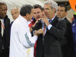 El técnico Raymond Domenech (der.), le negó el saludo a Parreira (izq.). REUTERS  /