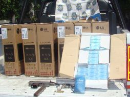 En total, le aseguraron dos armas de fuego, seis pantallas de 32 pulgadas cada una y cuatro cajas con enseres para baño. ESPECIAL  /