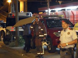 Miembros del cuerpo de bomberos reportan a tres de los heridos en condición crítica. EFE  /