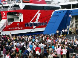 Pasajeros esperan en el puerto ateniense de El Pireo debido al paro en los servicios contra las medidas de austeridad. EFE  /