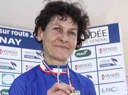 La ciclista francesa, Jeannie Longo, muestra su medalla de oro. AP  /