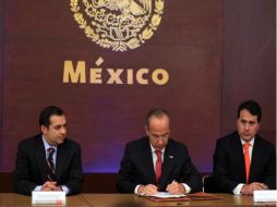 Calderón firmó un decreto de estímulo fiscal relacionado con la tenencia, la cual quedará derogada el 31 de diciembre de 2011. EFE  /