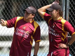 El equipo de Miguel Herrera (izq) tiene ya cinco partidos de preparación. MEXSPORT  /