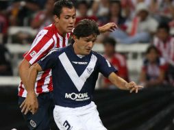 Pérez pelea un balón con Emiliano Papa, de Velez Sársfield, en la Copa Libertadores. MEXSPORT  /