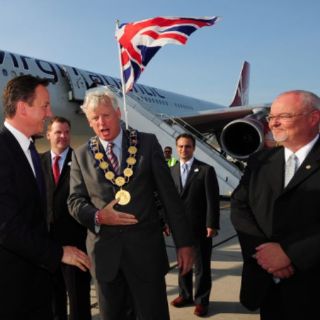 Cameron quiere que el Banco Central apoye economía