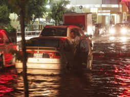 En las inmediaciones del Templo Expiatorio, la crecida de las lluvias alcanzó hasta 40 centímetros. A. CAMACHO  /