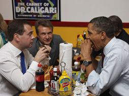 El presidente ruso, Dmitry Medvedev, y su homólogo estadounidense, Barack Obama, comen una hamburguesa en Arlington, Virginia. EFE  /