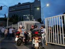 Varios policías hacen guardia ante el ministerio de Protección Civil en Atenas. EFE  /
