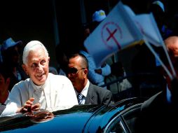 El Papa entregará a cada arzobispo una banda blanca de lana tejida, en forma de collarín y con varias cruces negras bordadas. EFE  /