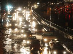 Aspecto de la vialidad de Federalismo y Patria, durante la lluvia de anoche, jueves. A. CAMACHO  /