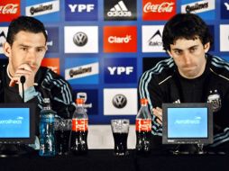 Maxi Rodríguez (izq.) quiere volverle a anotar a México en octavos de final. AFP  /