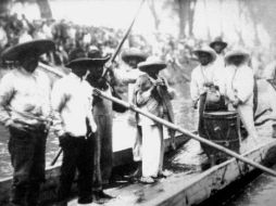 Las trajineras y las mujeres arrodilladas frente a metates son las imágenes que han llamado la atención de los espectadores. ESPECIAL  /