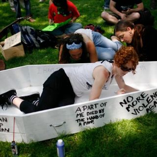 Miles de personas se manifiestan en Toronto por las cumbres del G8 y G20