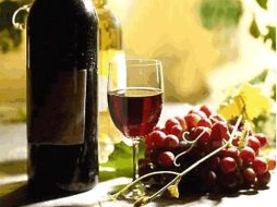El resveratrol es un ingrediente del vino tinto, que también se encuentra en las uvas, los arándanos y otras plantas. ESPECIAL  /