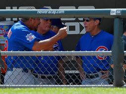 Zambrano (izq) habla con Alan Trammell coach de banca después de la primera entrada. AFP  /