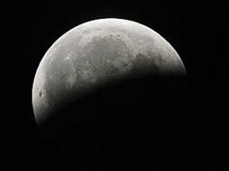 Mediante el empleo de telescopios se podrá apreciar el avance de la sombra sobre la superficie de la luna. ELUNIVERSAL  /