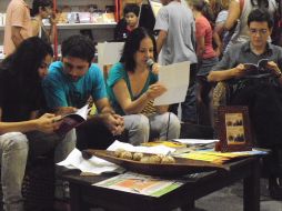 Bustos (centro) recibirá el premio el miércoles próximo, cuatro días antes de que concluya la XVI edición de la Libroferia. ESPECIAL  /