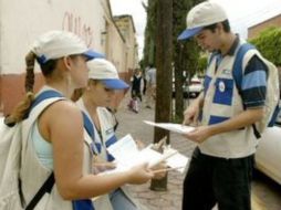 El personal del censo dejará avisos de su visita ofreciendo a los residentes algunas alternativas para censarse. ESPECIAL  /