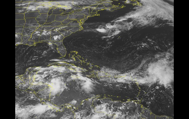 La imagen satelital muestra la nubosidad hoy en el mar del Caribe. AP  /