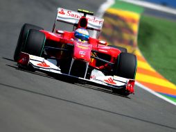 Alonso maneja su monoplaza durante la sesión de práctica libre en Valencia. AFP  /