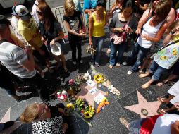 Cientos de fanáticos mostraron sus respetos a Jackson tanto en improvisados altares como en lugares de enorme carga. AP  /