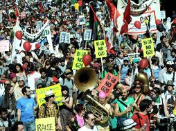 Miles de manifestantes protestaron contra las cumbres del G20 y del G8 en Canadá. EFE  /