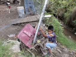 Un pequeño juega después de que las lluvias cobraran su primera víctima. S. NÚÑEZ  /
