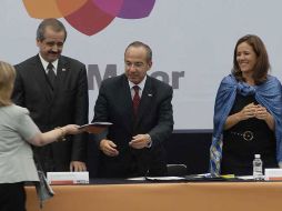 El Presidente Felipe Calderón, acompañado de su esposa y de José Ángel Córdova, recibe las conclusiones prevención y adicciones. NTX  /