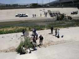 Testigos dijeron que un grupo de personas del lado mexicano comenzó a lanzar piedras contra los agentes. AP  /