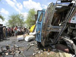 El autobús llevaba pasajeros en el techo. AFP  /