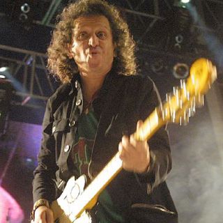 La carrera de Alex Lora sobrevivirá al escándalo