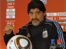 Diego Armando Maradona, seleccionador de Argentina en rueda de prensa. AP  /