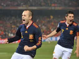 Andrés Iniesta (izq.) en el partido ante Chile, festejando un gol anotado.  /