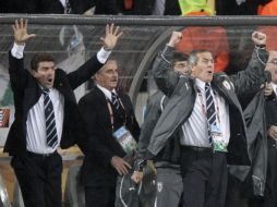 El seleccionador de Uruguay, Óscar Washington Tabarez festejando en el partido de su Selección ante los surcoreanos. REUTERS  /