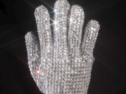El guante con cristales de Swarovski fue usado por Jackson en su gira ''Victory Tour'' de 1984. EFE  /