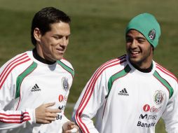 Carlos Vela (der) trota junto a Guillermo Franco durante la sesión de entrenamiento. REUTERS  /