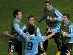 La banca de Uruguay corre a celebrar con Suárez el eminente pase a cuartos. EFE  /