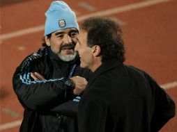 Oscar Ruggeri platica con Maradona durante un entrenamiento de Argentina. GETTY IMAGES SPORTS  /